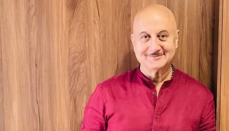 Anupam Kher Slams Kejriwal: विधानसभा में स्टैंड अप कॉमेडि करने की कोशिश कर रहे थे केजरीवाल: अनुपम खेर