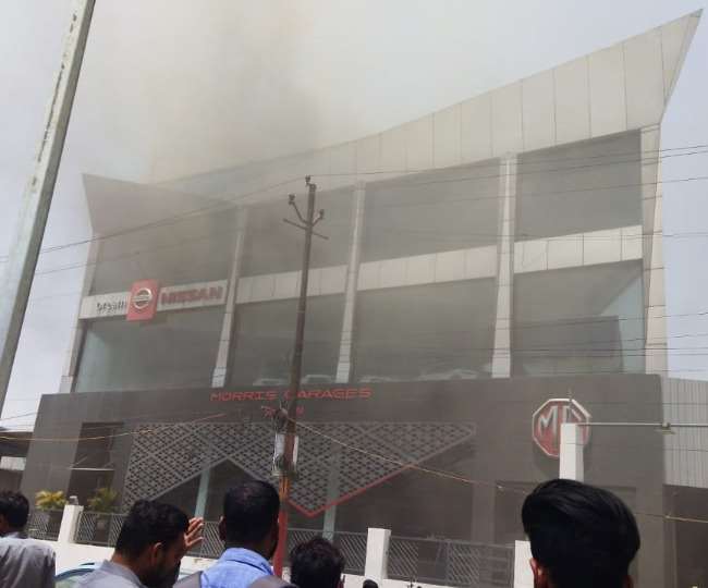 Lucknow Fire: लखनऊ में पांच मंजिला कार शोरूम में भीषण आग, सुरक्षित निकाले गए फंसे लोग
