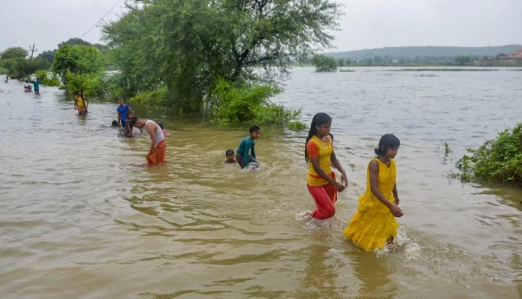 यूपी के 21 जिलों में बाढ़ से हाहाकार, पिछले 50 साल में नहीं देखी ऐसी भयावह स्थिति