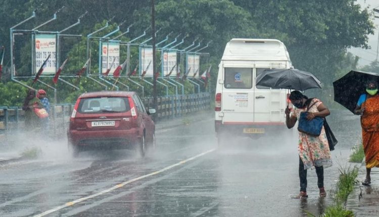 UP Weather: दशहरा से फिर पलट सकता है मौसम, पहले हल्‍की फिर तेज बारिश के आसार