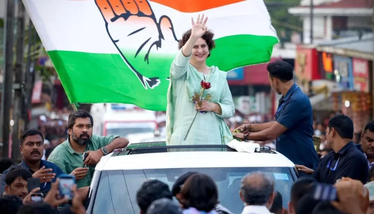 Priyanka Gandhi reach Kerala, Priyanka Gandhi in Wayanad, कोझिकोड, Kozhikode, Wayanad Lok Sabha seat by-election, प्रियंका गांधी वाद्रा केरल दौरा, वायनाड लोकसभा सीट उपचुनाव, Rahul gandhi in Wayanad