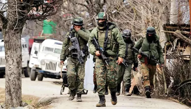 Terrorism, terrorist, JAMMU AND KASHMIR POLICE, terrorist attack in kashmir, Terrorist attack on soldier in Tral, आतंकवाद, आतंकवादी, जम्मू-कश्मीर पुलिस, कश्मीर में आतंकवादी हमला, त्राल में सैनिक पर आतंकवादी हमला